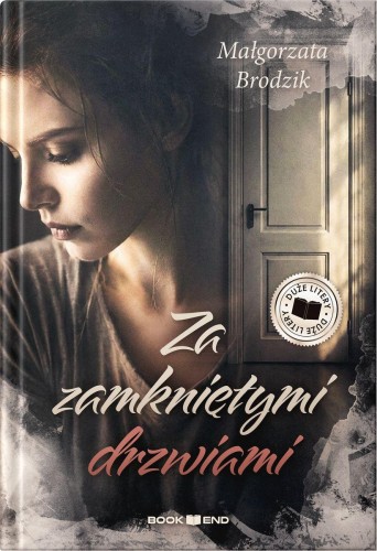 Za zamkniętymi drzwiami. Duże litery