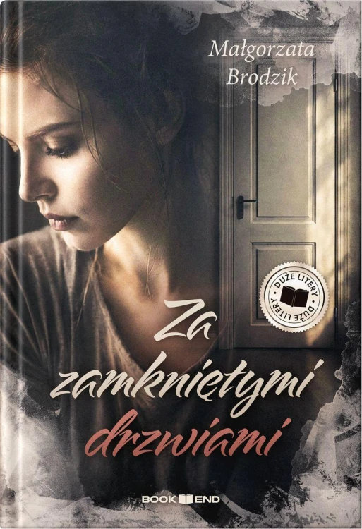 Za zamkniętymi drzwiami. Duże litery